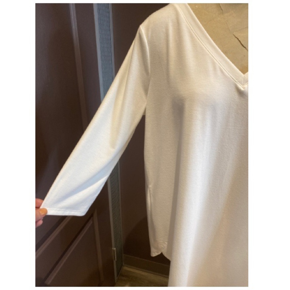 Flowy vneck basic top - Picture 2 of 3